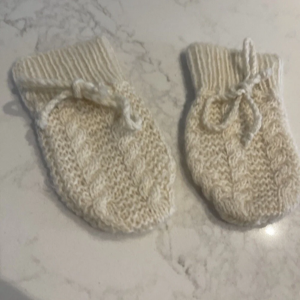 100% cashmere baby ivory knit mittens 6-12 months